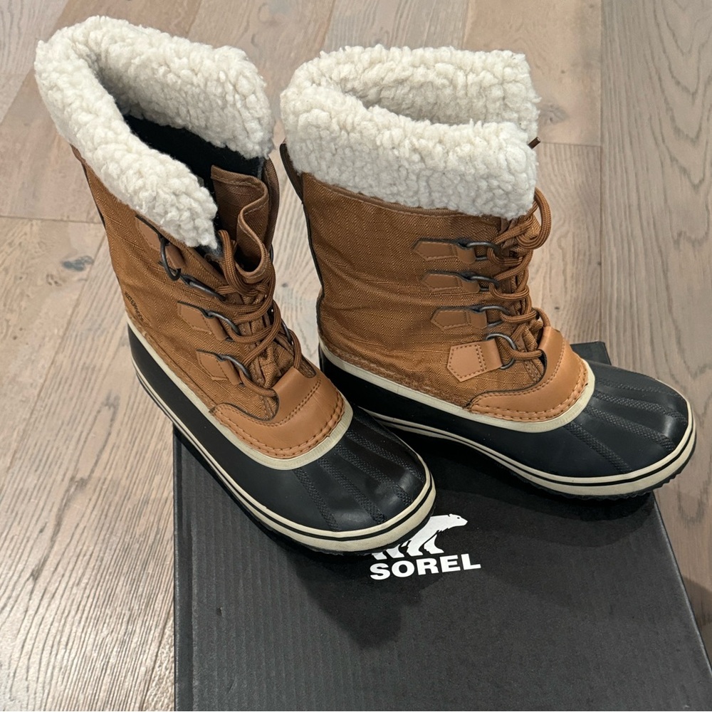 Like new Sorel Camel and Black Winter Boots